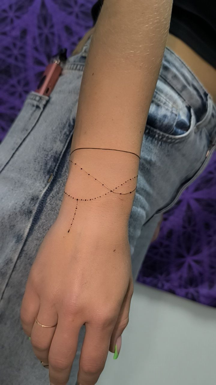 Тонкий браслет на запястье — работа студии CosmoTattoo