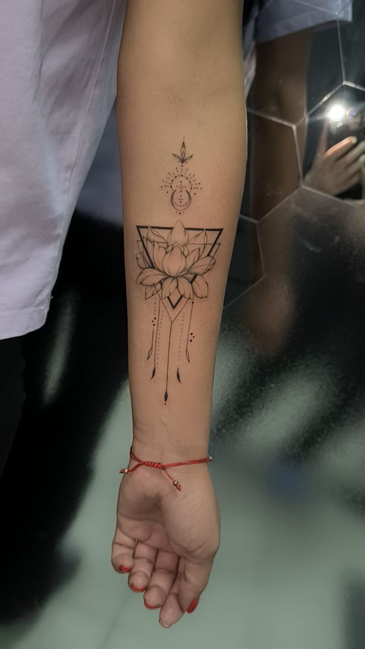 Лотос и геометрия на предплечье — работа студии CosmoTattoo