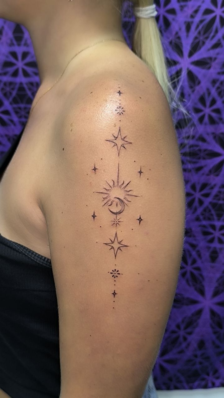 Солнце, луна и звёзды на плече — работа студии CosmoTattoo